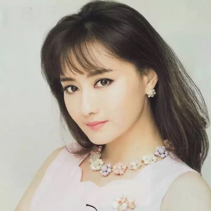 陳德容保養(yǎng)得宜優(yōu)雅依舊 出席活動美呆眾人