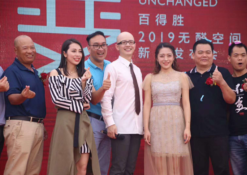 歌星平安、周延英、沈丹丹等明星親臨南寧活動(dòng)現(xiàn)場(chǎng)獻(xiàn)唱，助力廠家新品發(fā)布