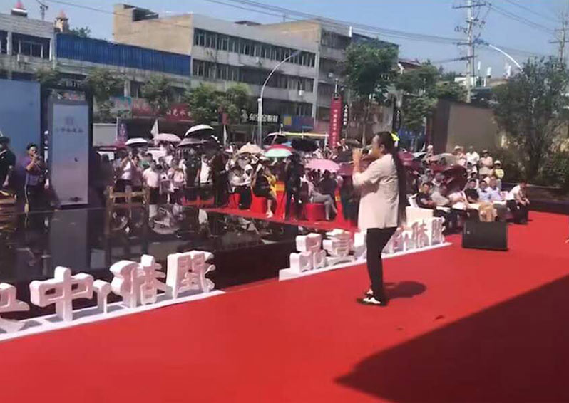 黃安出席安徽五河中央壹品營(yíng)銷中心開放盛典，現(xiàn)場(chǎng)演唱《東南西北風(fēng)》