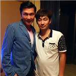 關(guān)禮杰與經(jīng)紀人李志合影