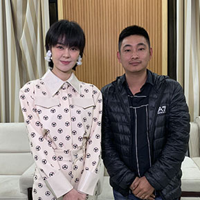 郁可唯與經(jīng)紀(jì)人李志合影 郁可唯與經(jīng)紀(jì)人李志合影